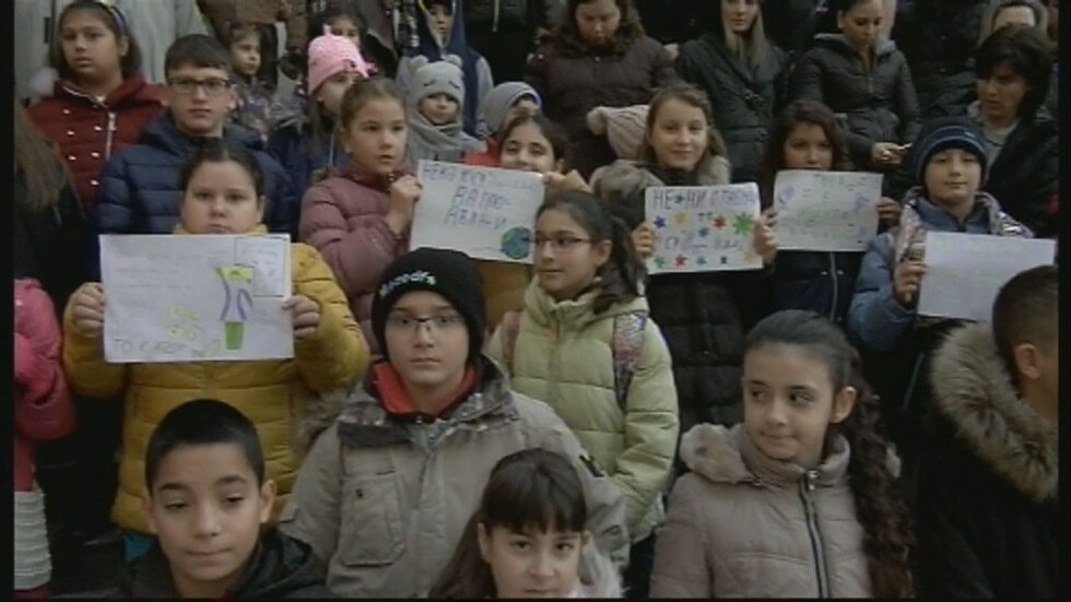 Ученици, учители и родители в Сливен на протест в защита на училище
