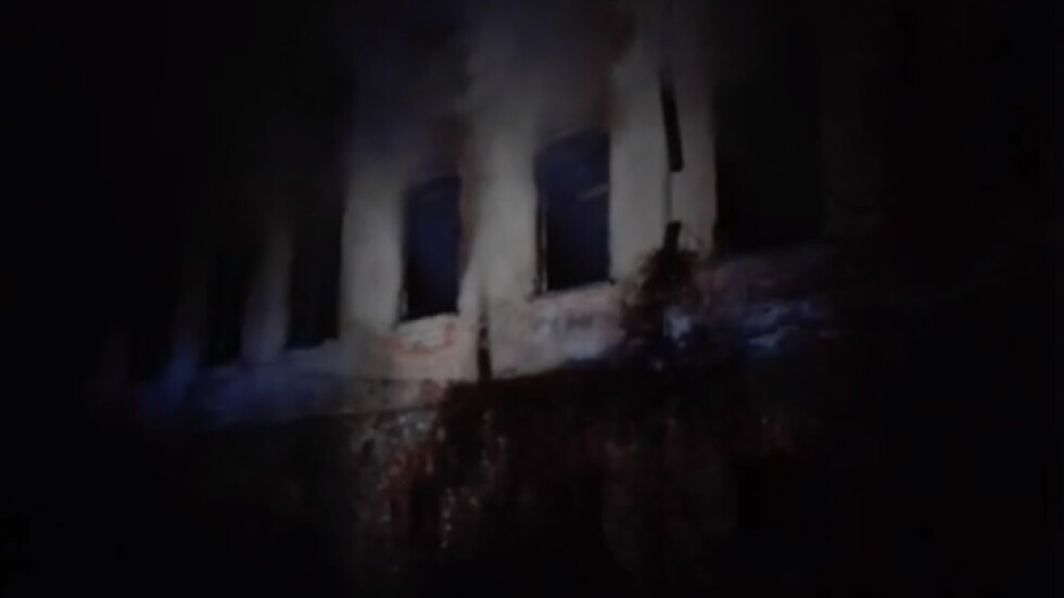 Пожар гори в необитаеми сгради на старото военно училище във Велико Търново