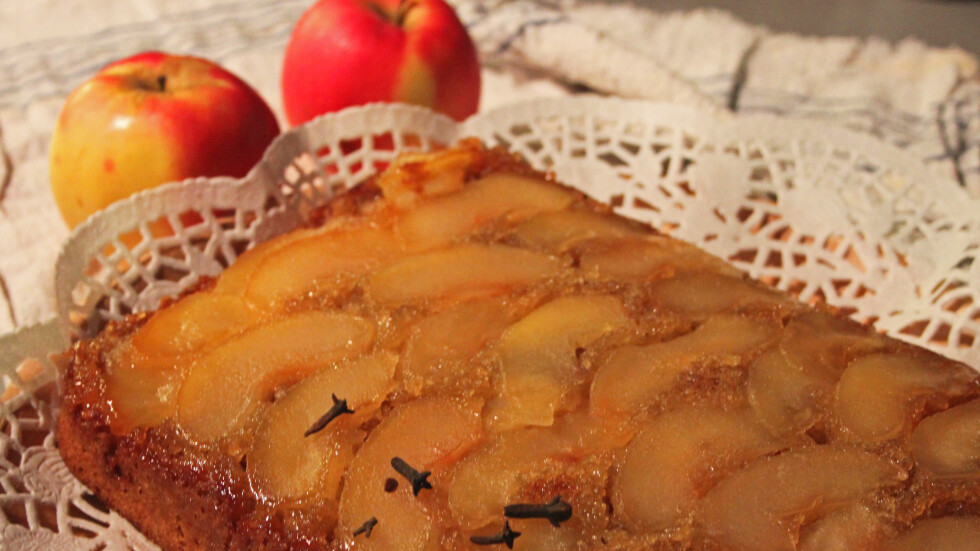 Бърз и лесен - обръщан ябълков сладкиш с карамелен сос