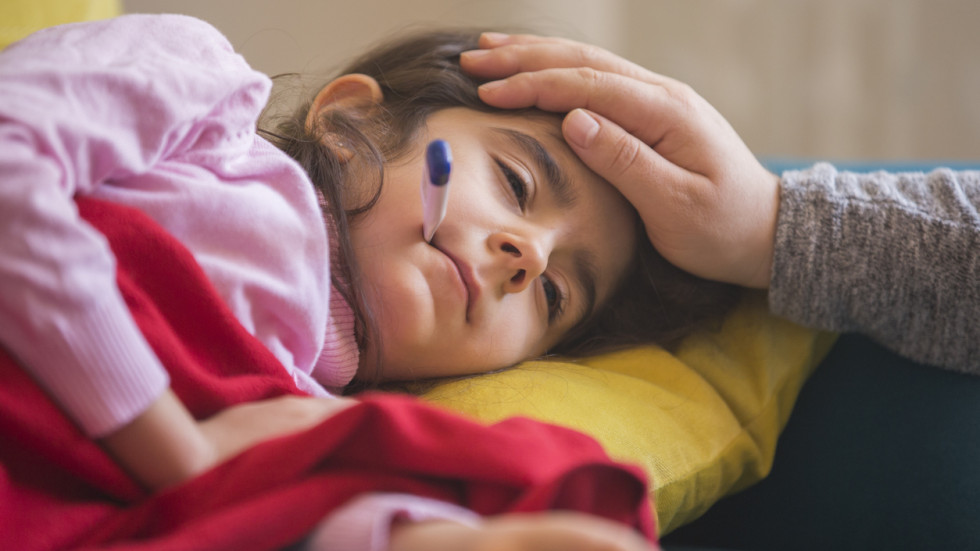 Дете с температура: Съвети на педиатър кога родителите да търсят лекар