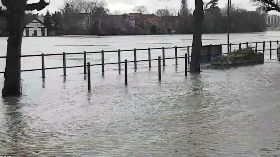 Остава опасността от наводнения във Франция