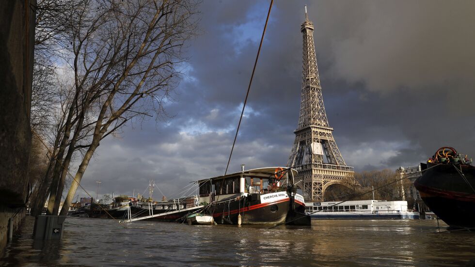 Сена повиши опасно нивото си, пътища в Париж са наводнени