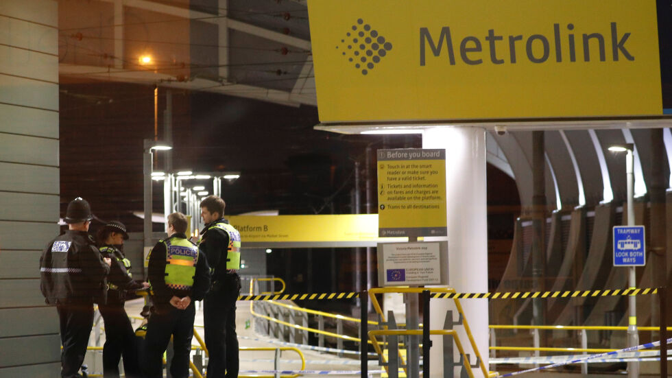 Трима души бяха намушкани на гара в Манчестър