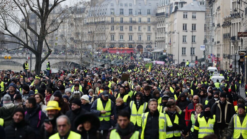Сълзотворен газ срещу "жълтите жилетки" в Париж