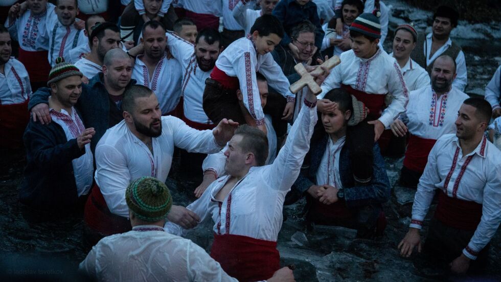 Над 500 мъже се включиха в леденото хоро в Тунджа