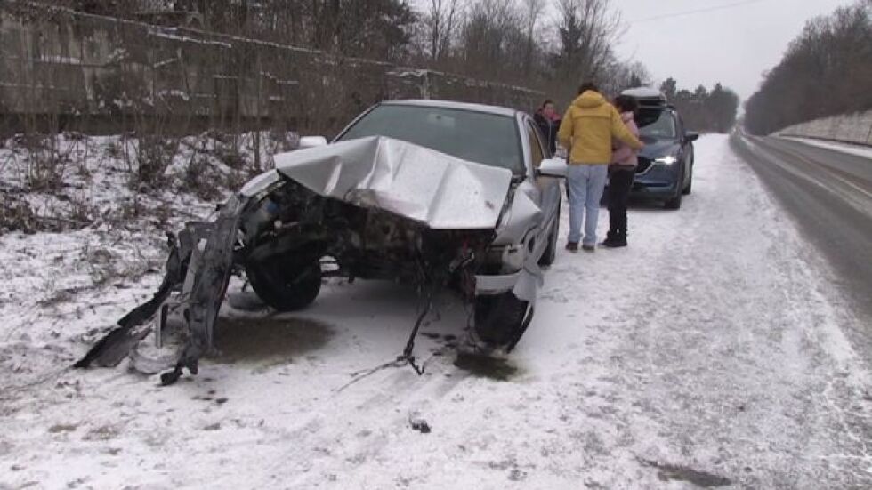 Катастрофа на пътя Русе – Бяла: Кола се удари в бетонна стена 
