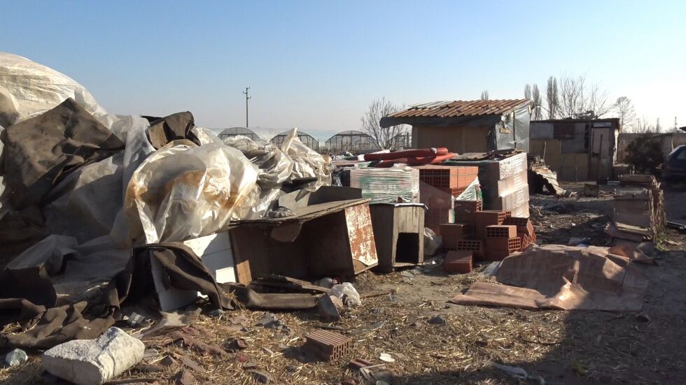 Събарят незабавно 15 от постройките в махалата във Войводиново