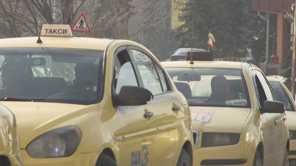 Хаос сред такситата в страната заради годишен преглед на касовия апарат