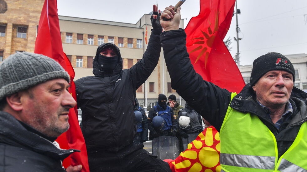 Решаващ ден за Македония: Протест отвън и дебати вътре в парламента за новото име