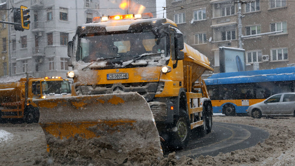 Близо 200 машини почистват София от снега
