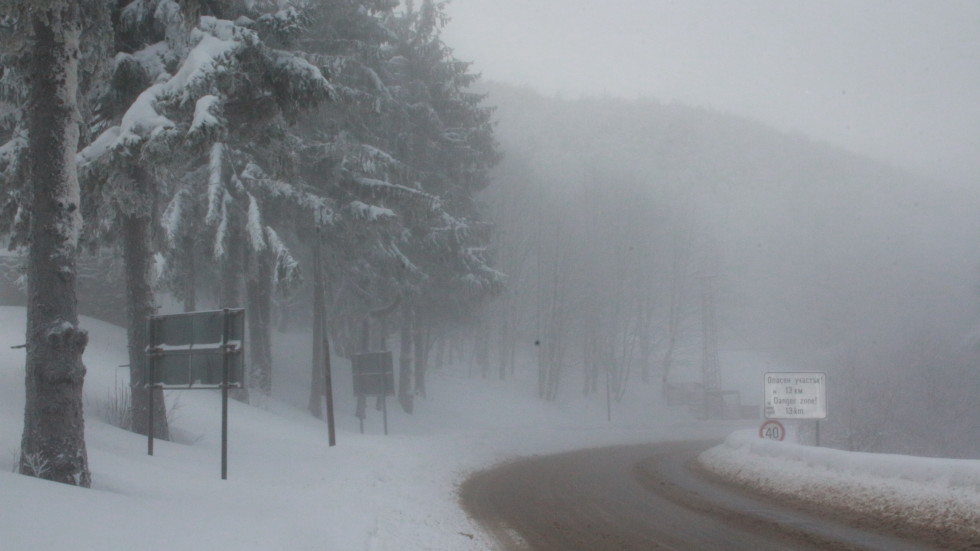 Над 1000 снегорина разчистват пътищата на България