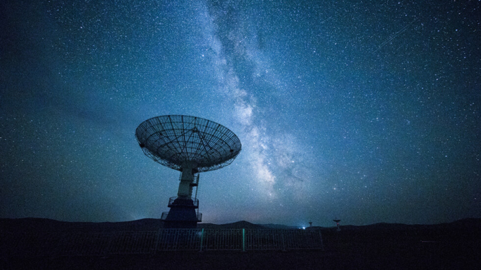 Радиотелескоп в Китай получава мистериозни сигнали на 3 млрд. светлинни години от Земята