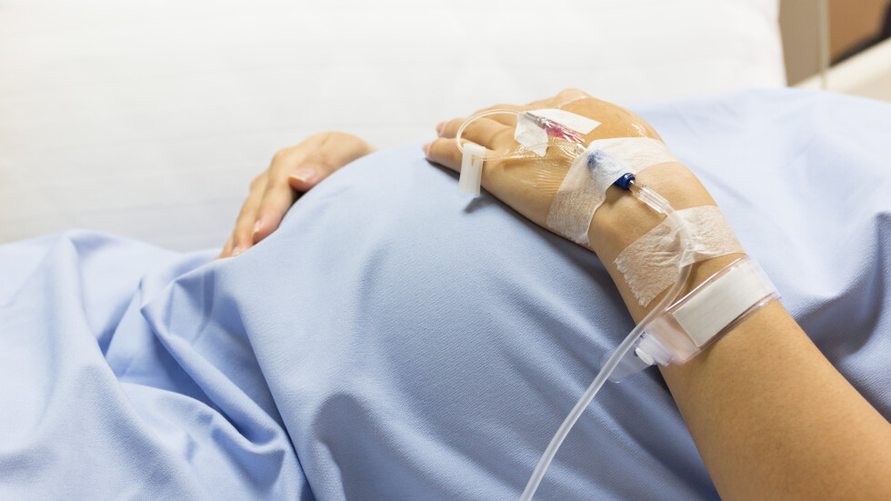 Бременна жена с COVID-19 е починала в болницата в Благоевград