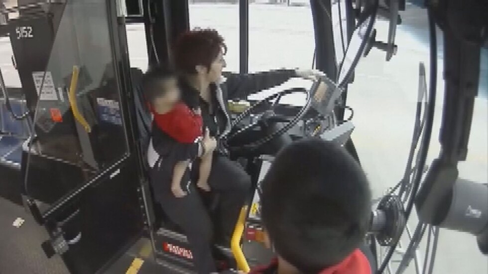 Шофьор на автобус спаси бебе, скитащо само по магистрала (ВИДЕО)