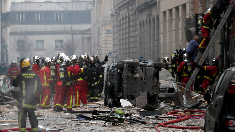След изтичане на газ: Трима души загинаха при взрив в парижка пекарна (ВИДЕО)