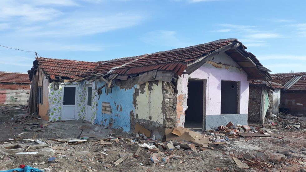 Жители на ромската махала във Войводиново оспорват събарянето на къщи