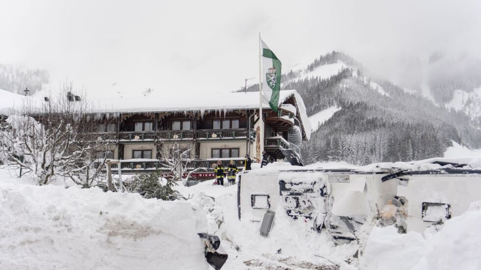 Лавина отново затрупа хотел в Алпите