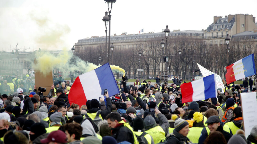 „Жълтите жилетки” отново на улицата: 80 000 полицаи са мобилизирани във Франция 