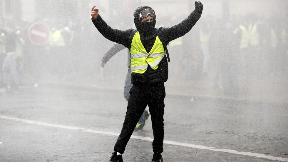 Полицията в Париж използва сълзотворен газ на протест пред Лувъра