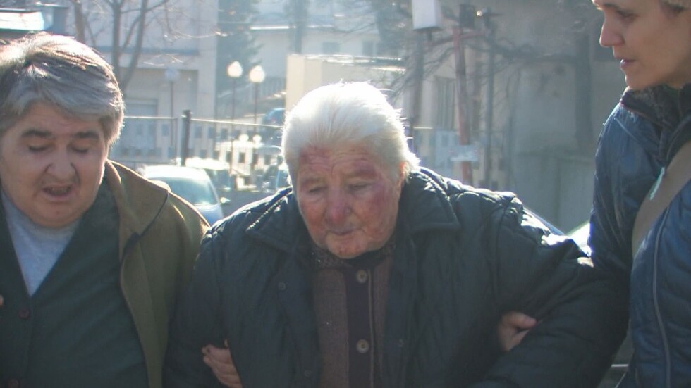 Заради 35 лева: Мъж нападна и души възрастна жена в Гурково