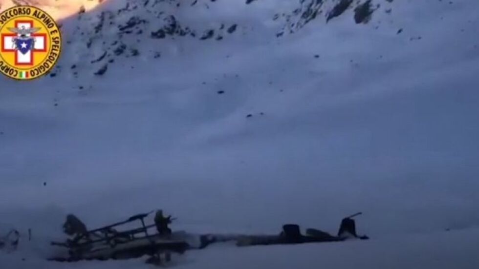 Малък самолет и хеликоптер се сблъскаха в Алпите, има жертви (ВИДЕО)