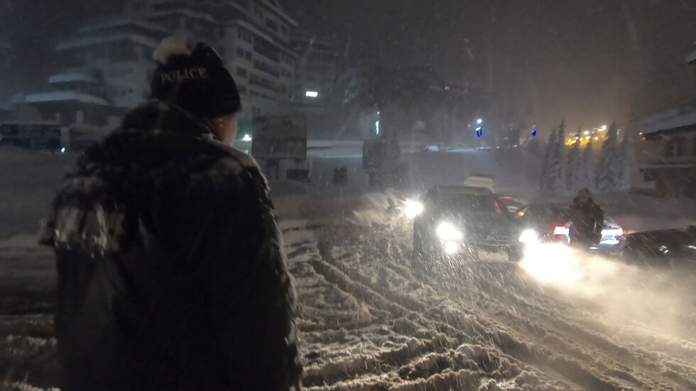 Тежка обстановка в Родопите заради силния сняг (СНИМКИ)