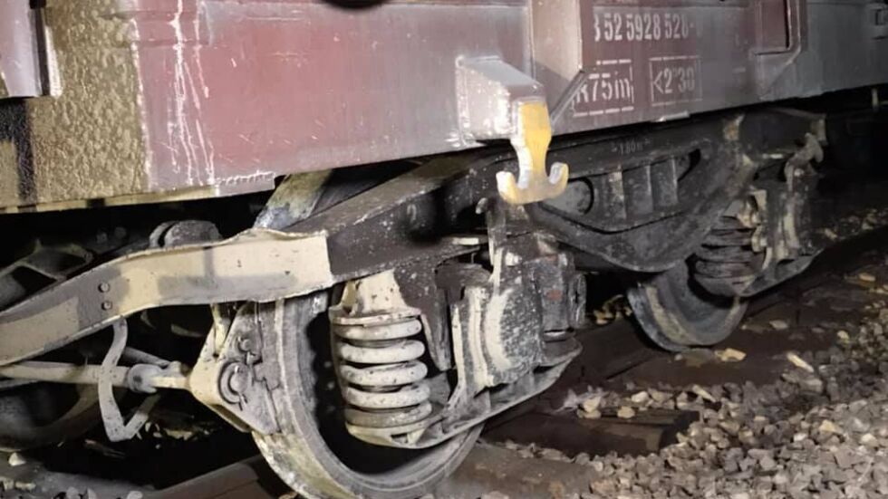 Дерайлиралият товарен влак: Очаква се движението да бъде възстановено