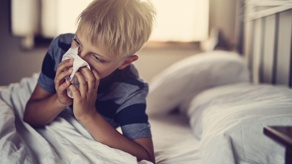 Проучване: Масово родители разчитат на митове, за да предпазят децата си от настинки