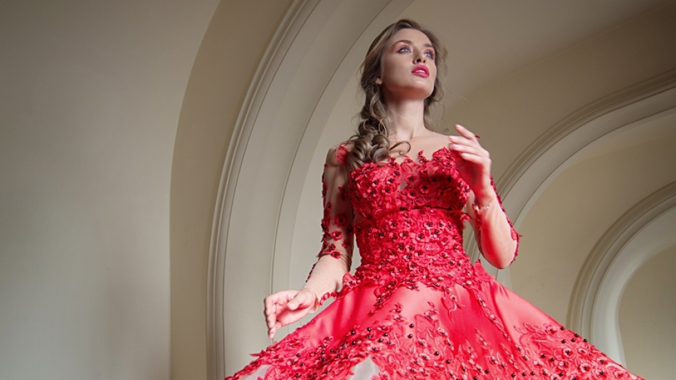 Приказната Саня Борисова в 5 феерични рокли, обсипани с перли, кристали, пера и мъниста