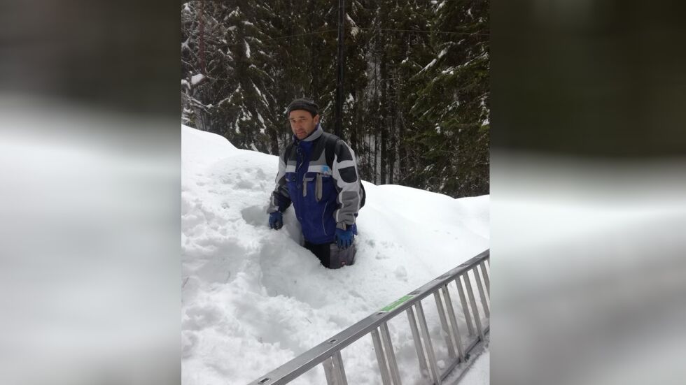 25 паднали стълба заради снега са подменили екипи на ЧЕЗ в югозападния регион