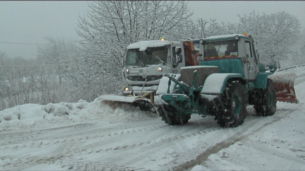 Усложнена пътна обстановка в цялата страна заради обилните снеговалежи
