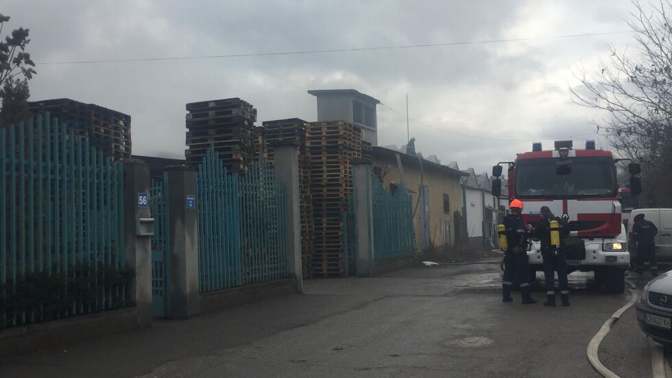 Халета и автосервиз горяха близо до "Ботевградско шосе" в София 