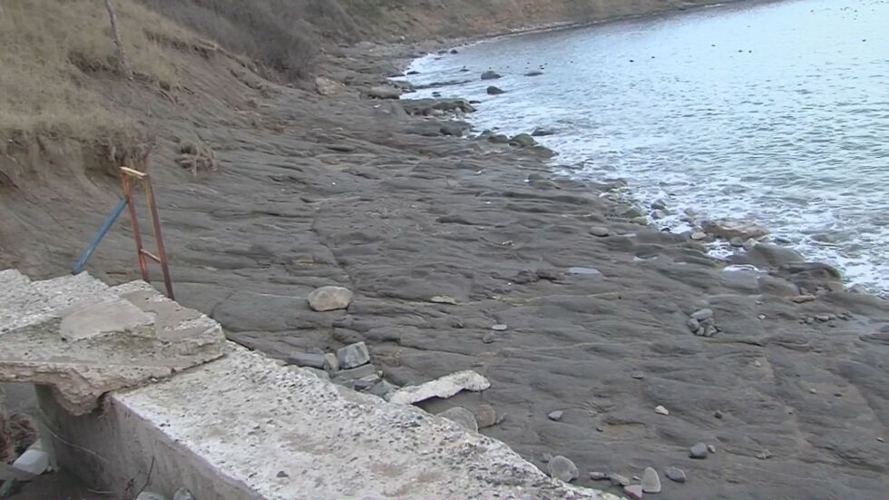 Жители на Черноморец срещу пристанище: Защо изчезва пясъкът от плажа? 