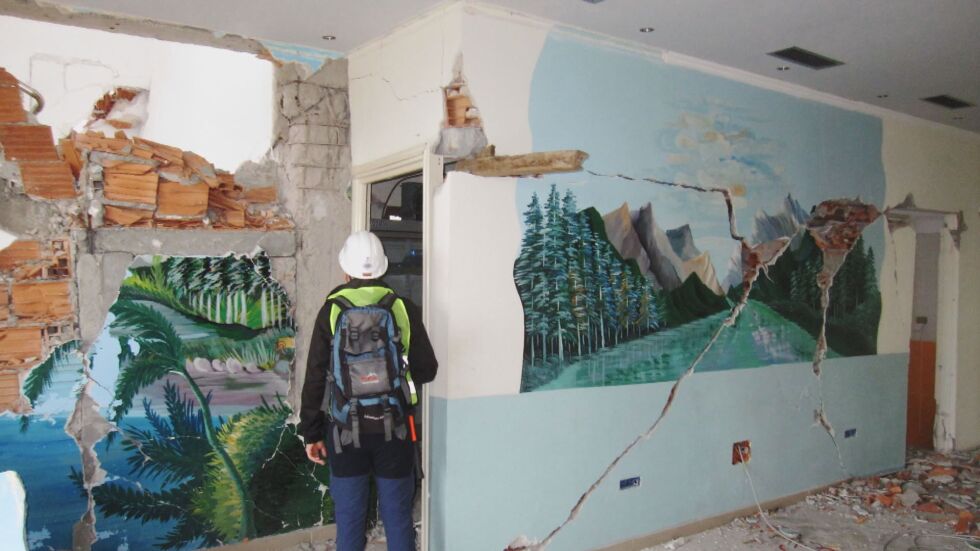 Български инженери правят огледи на сградите в Албания след мощното земетресение 