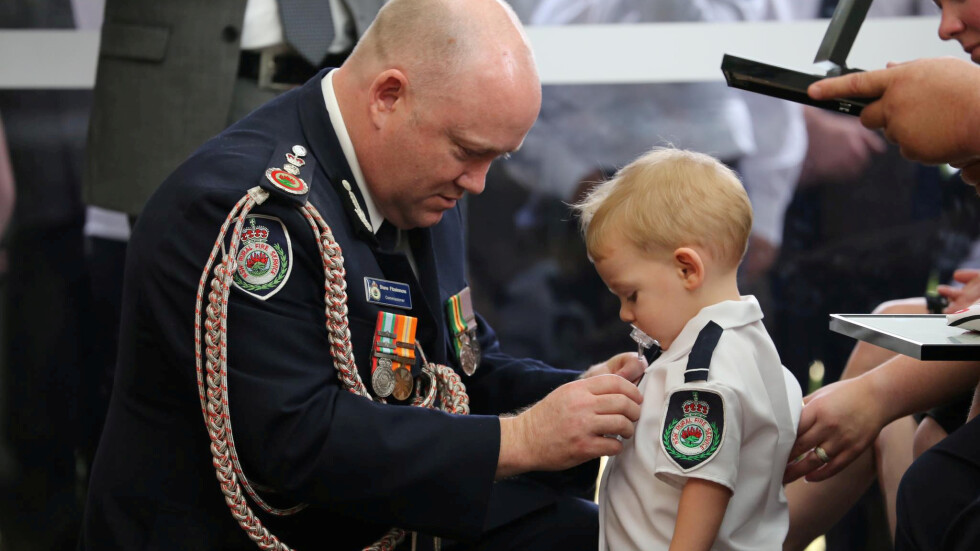 Детето на загинал пожарникар в Австралия получи медала му за храброст (СНИМКИ)