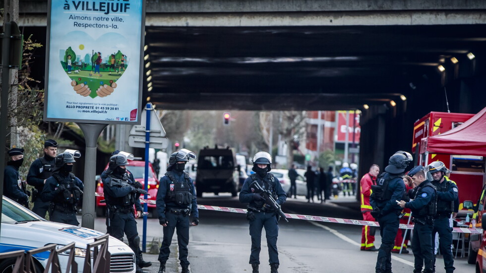 Френската полиция ликвидира въоръжен с нож, бил психично болен