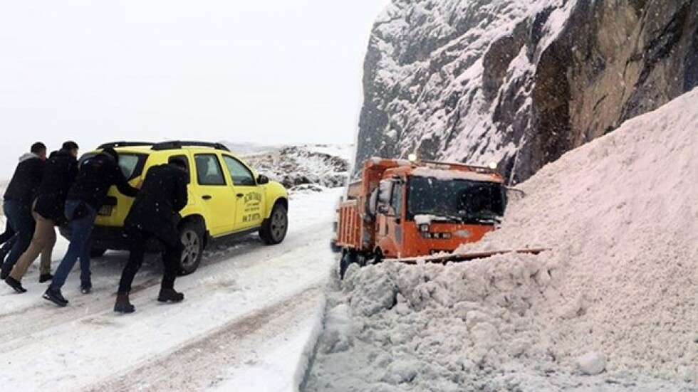 Близо 700 селища в Турция са блокирани от снега (СНИМКИ)