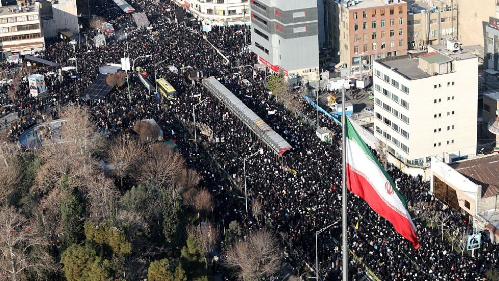 Десетки хиляди по улиците на Техеран за погребението на Касем Сюлеймани