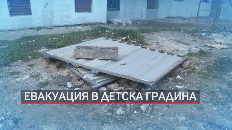Ураганен вятър разруши покрив на училище и счупи прозорци на детска градина в Сливенско (ОБЗОР)