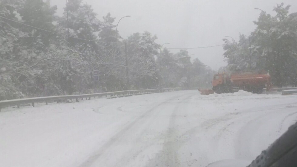 Снежна буря блокира движението по магистрали до Атина 