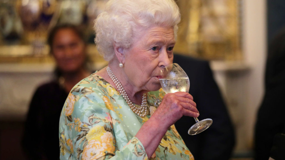 Грешен пост на Елизабет II в „Туитър“ бе в мрежата само 6 минути, но събра много закачливи коментари