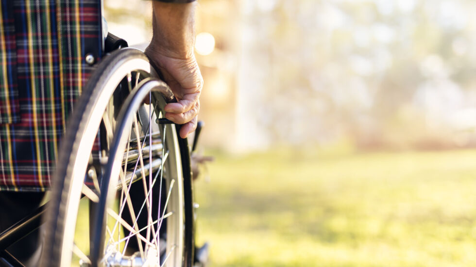 84-годишен мъж в инвалидна количка осъди банка за дискриминация