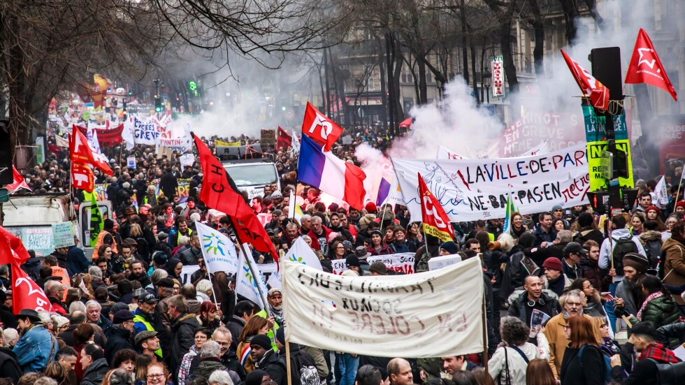 Обрат във Франция: Правителството отменя спорни текстове от пенсионната реформа след стачките 