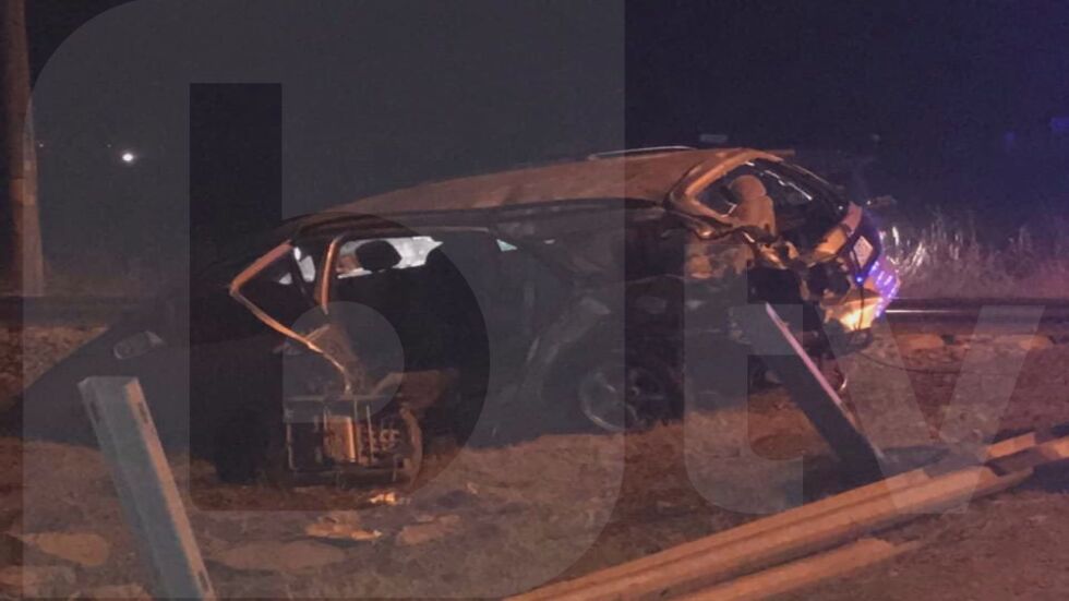 Пътнически влак е ударил автомобил на жп прелез в Сливенско, един човек е загинал
