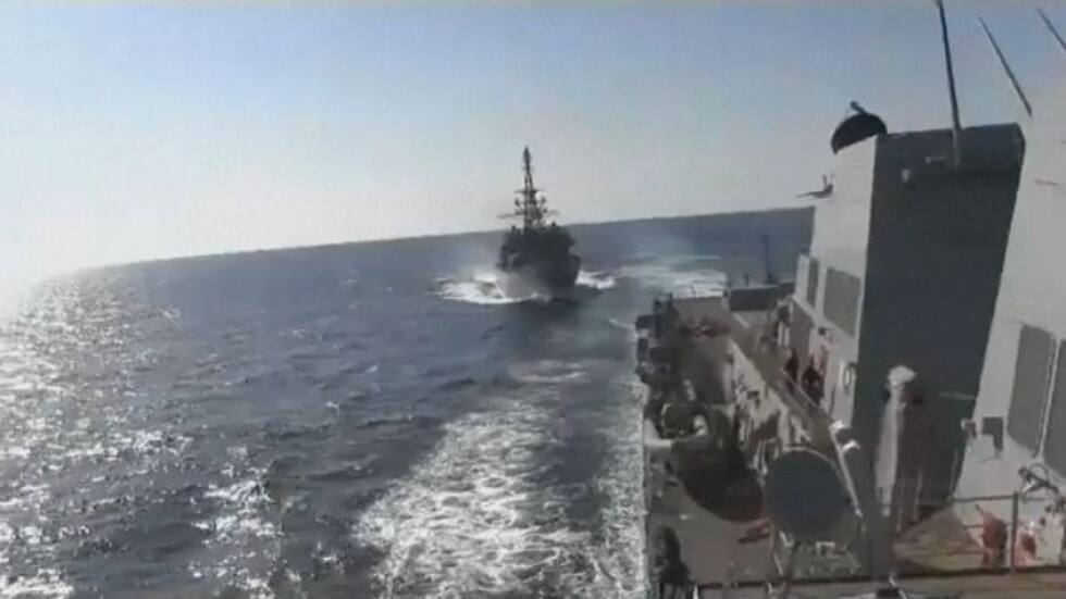 На косъм от сблъсък: Руски боен кораб в опасна близост до американски миноносец (ВИДЕО)