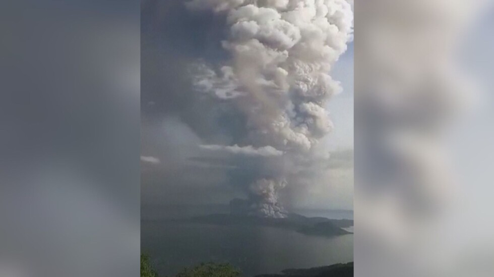 Вулкан "се пробуди" във Филипините, хиляди бяха евакуирани 