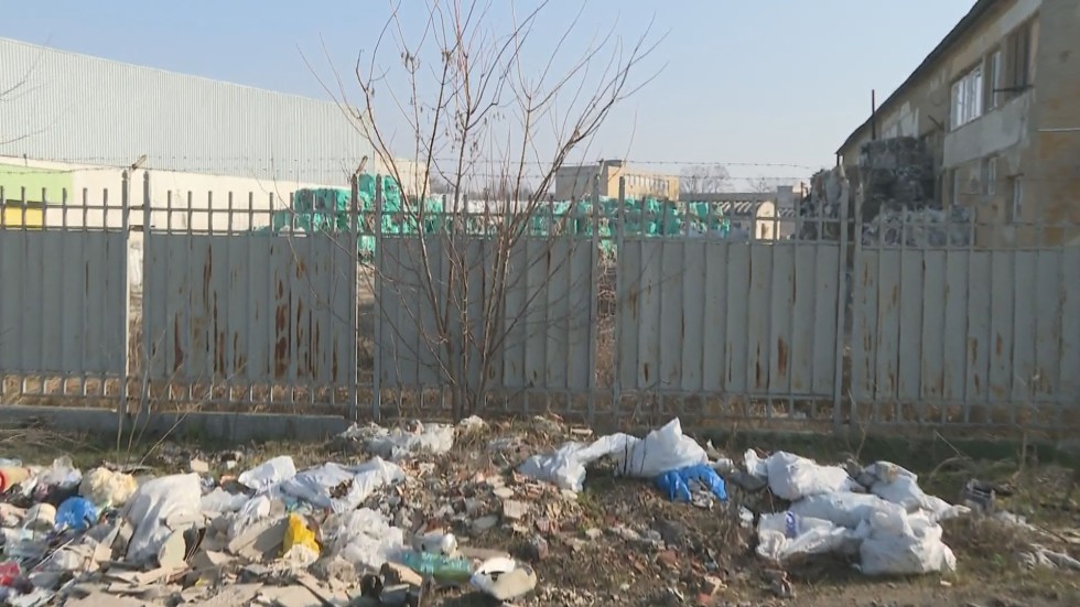 Боклукът от Италия: Седмица след акцията, балите все още са на площадката