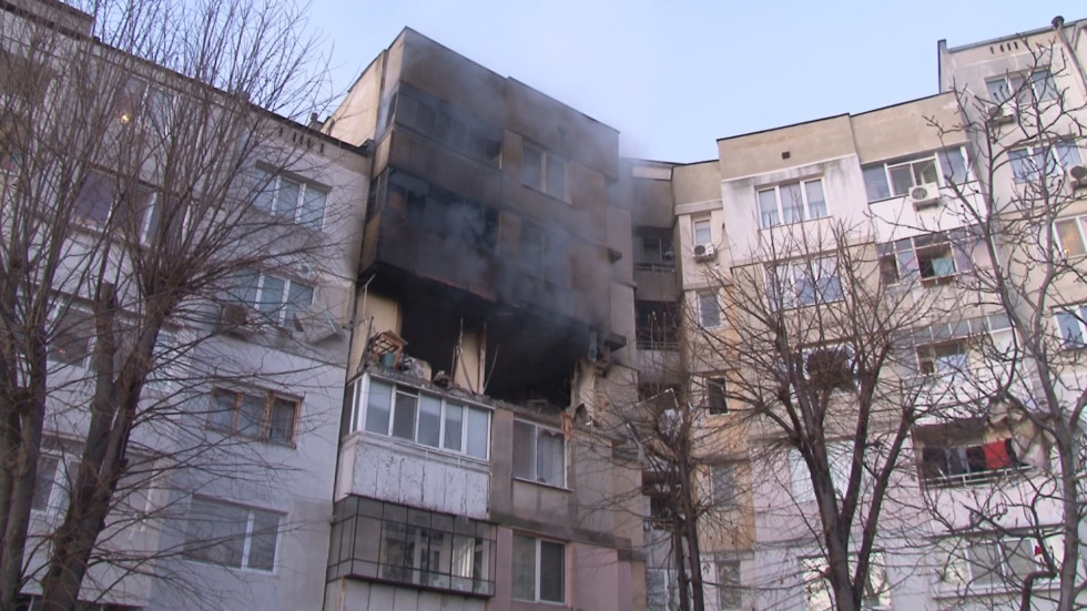 Не е ясно кои са жертвите на взрива в блок във Варна и какво го е причинило