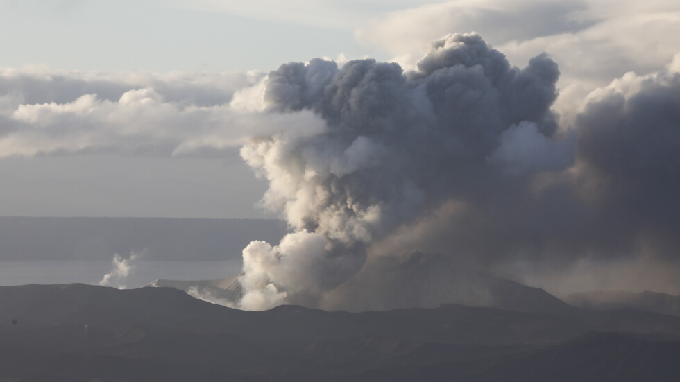 Продължават изригванията на вулкана Таал на Филипините (ВИДЕО)