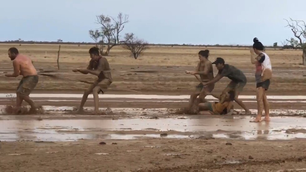 След месеци на суша: В Австралия заваля дъжд